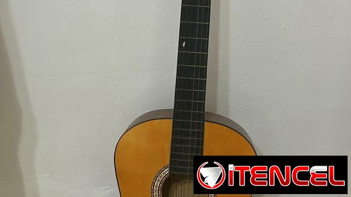 Venta de Guitarra First y Capotraste — foto 1