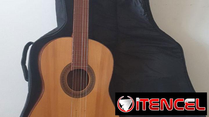 Guitarra hecha a mano.