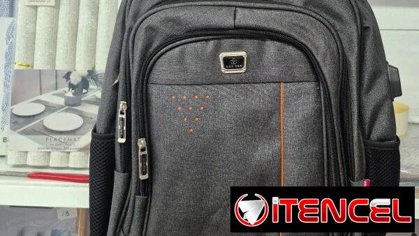 Mochila M-10 | 30 USD | Mochila para laptop con puerto USB