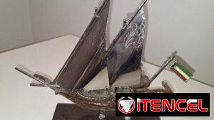 Adorno. Maqueta de un barco velero de madera y metal