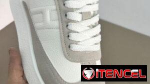 Tennis blancos y grises
