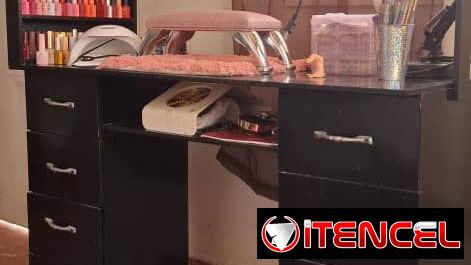 Vendo Negocio de Uñas con todo es llegar y trabajar .materiales y todo tipo de accesorios.