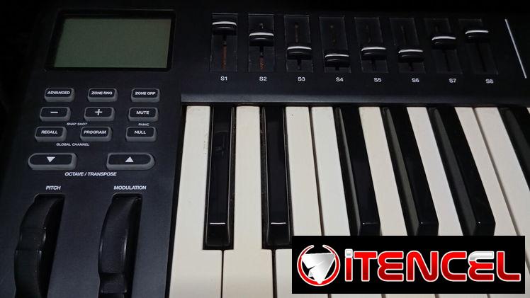 Teclado Controlador MIDI Alesis QX49 — foto 1