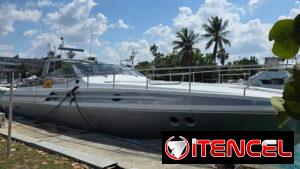 Yate en la marina Hemingway