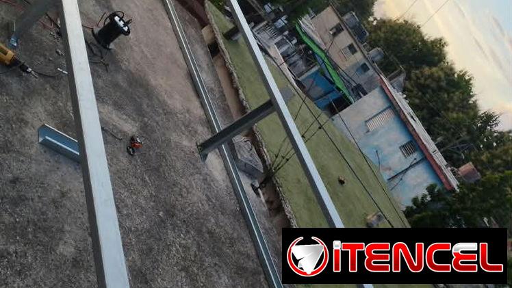 Base para 4 paneles, estructura completamente cerrada, mucho más fuerte, con una mayor superficie de apoyo. Todo con per