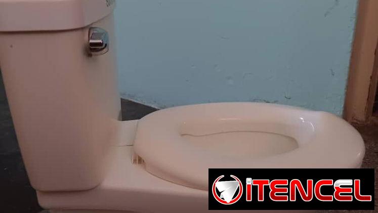 Vendo orinal de niño con forma de inodoro blanco, hace sonido de descarga simulado — foto 3