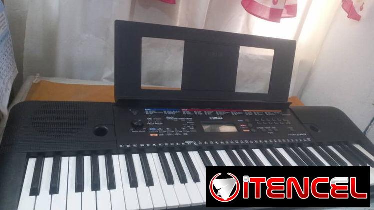 Teclado eléctrico Yamaha de 6 octavas nuevo con su cargador. Precio 300usd Soy la dueña.