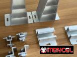 kit de estructura o soporte tipo torre de aluminio diseñado para la instalación inclinada de paneles solares.