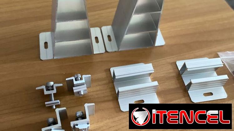 kit de estructura o soporte tipo torre de aluminio diseñado para la instalación inclinada de paneles solares.