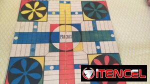 TABLERO DE CARTÓN PARA JUGAR PARCHIS. 100 CUP. BUEN ESTADO DE CONSERVACIÓN Y NO TIENE FICHAS NI DADOS, SOLO VENDO EL CAR