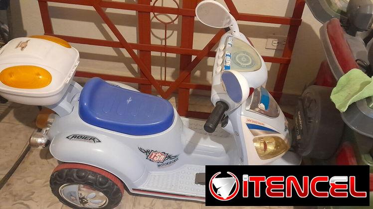 MOTO ELECTRICA DE JUGUETE PARA NIÑOS CON BATERIAS DE REPUESTO