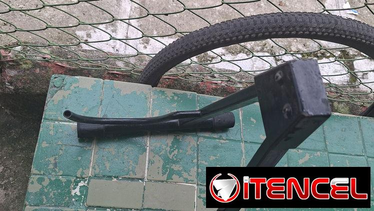 Vendo 2 stand ó atril para guitarra eléctrica y acústicas — foto 1