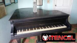 Piano de cola antiguo