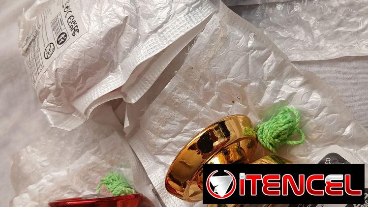 Lápices de colores, vasos plásticos con asa y yoyos