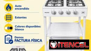 Cocina con estantes