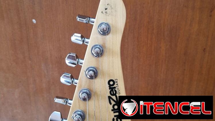 Guitarra eléctrica marca SubZero NUEVA a estrenar por usted.  Viene con: -Estuche -Correa -Juego de cuerdas de repuesto