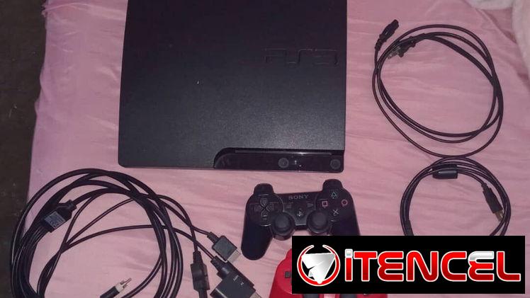 Vendo PS3 Slim Pirateado con 160gb Cable Av 2metros  Con sus 2 mandos originales👌🏻 70usd💵 — foto 1