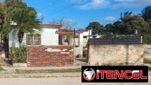 ! Se vende Casa Independiente en Ampliación del Sevillano con entrada de garaje y hace esquina