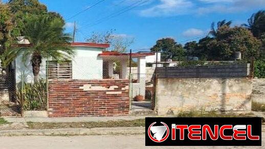! Se vende Casa Independiente en Ampliación del Sevillano con entrada de garaje y hace esquina