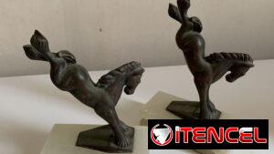 Pareja de sujetalibros vintage de mármol y bronce, con figuras de caballos.