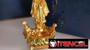 Estatuilla de la Virgen de la Caridad.