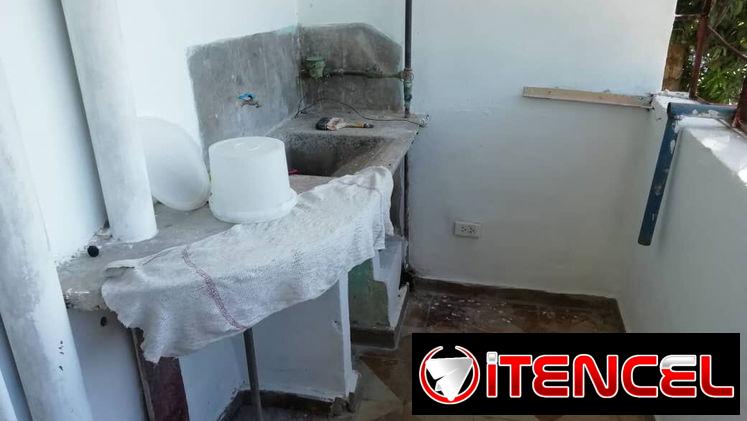 Permuto o vendo apto de 3/4 con closets, en primer piso, sala comedor amplia, baño y cocina enchapdos, con la instalació — foto 1