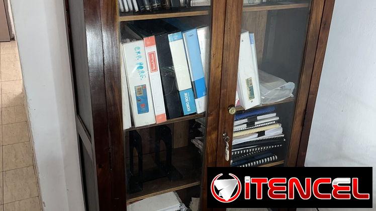 Vendo exibidor de madera y cristal