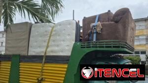 Camion grande para mudanzas con personal de carga