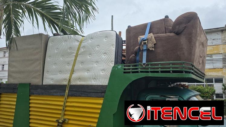 Camion grande para mudanzas con personal de carga
