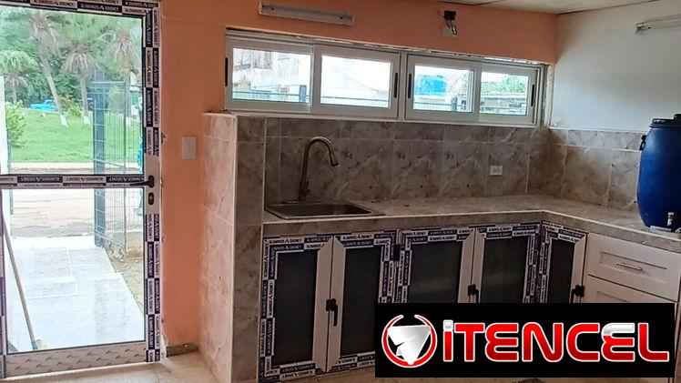 Carpinteria ,Marqueteria de aluminio, y cristal puertas ,ventanas , closet , Bajos de meseta ,paños fijos y más — foto 2