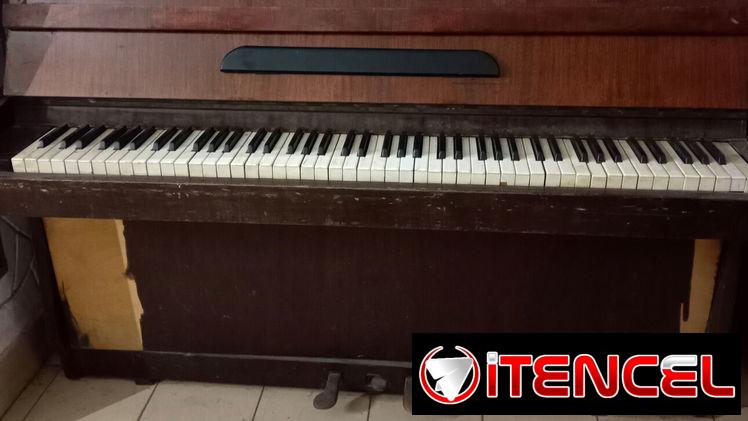 Piano vertical ruso de uso