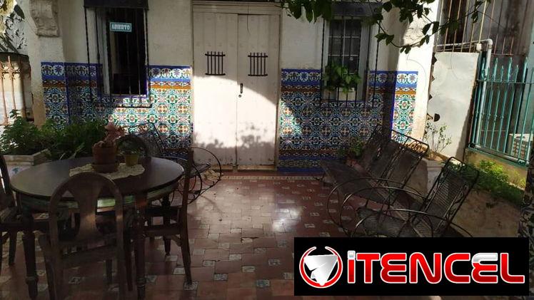 #237 CASA INDEPENDIENTE EN EL VEDADO. PLAZA. Cerca de Línea, Calzada y 6. ♨️ Gas de la calle. ☎️ Teléfono. 🚙 Garaje
