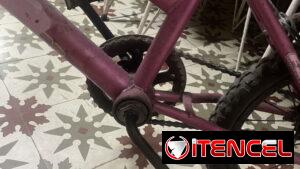 Bicicleta para arreglar de niña