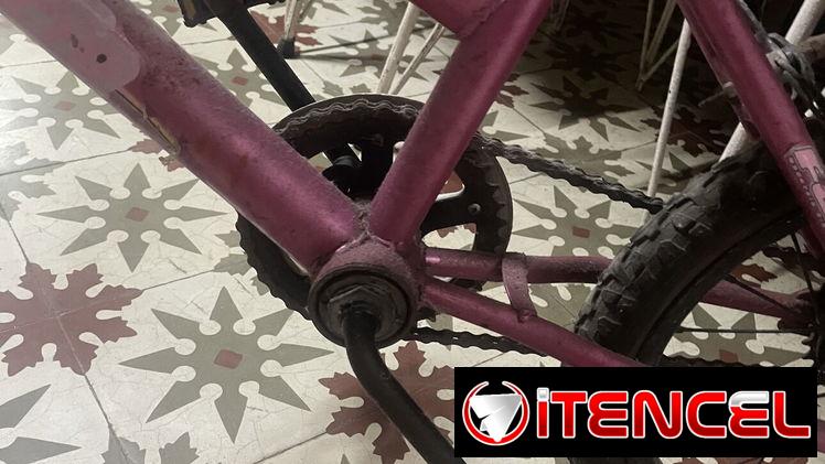 Bicicleta para arreglar de niña — foto 1