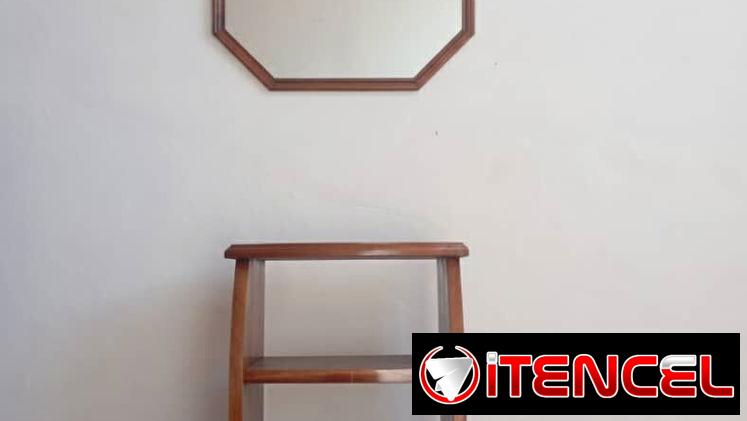 Conjunto de marco con espejo y mesita auxiliar de uso