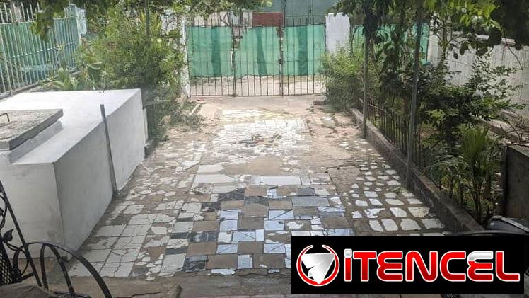 #237 CASA INDEPENDIENTE EN EL VEDADO. PLAZA. Cerca de Línea, Calzada y 6. ♨️ Gas de la calle. ☎️ Teléfono. 🚙 Garaje