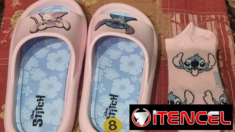 Par de Sandalias Stitch + 2 pares de Medias Stitch + 3 Llaveros Stitch