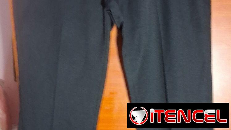 Pantalón negro de  gabardina  fino — foto 1