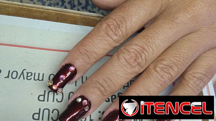 Uñas acrílicas con piedras — foto 1