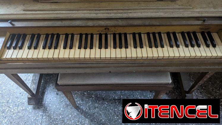 Piano acústico Wurlitzer con su banqueta portalibros, ideal para estudio. — foto 3