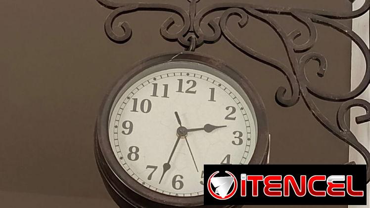 IKEA, vitrina, reloj, arbolito — foto 3