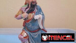 Adorno de porcelana china de 20 cm de alto (Guan Yu una de las figuras más veneradas en la cultura y la historia china)