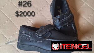 Zapatos de niños. colchitas y edredón
