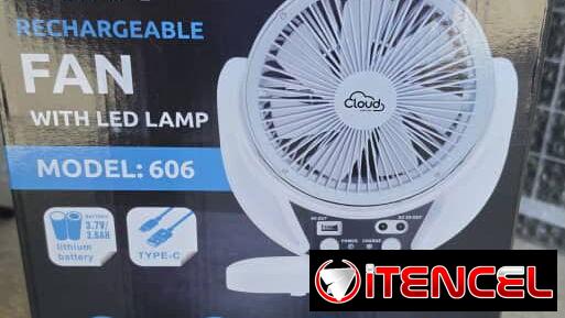 Ventilador recargable CLOUD venta por cantidad, con panel solar, luz y puerto USB