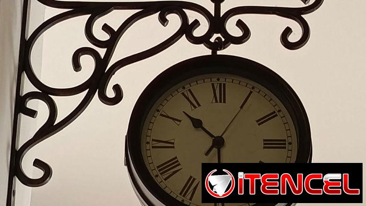 IKEA, vitrina, reloj, arbolito — foto 4