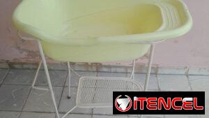 Bañadera para bebé con base de hierro alta para su comodidad