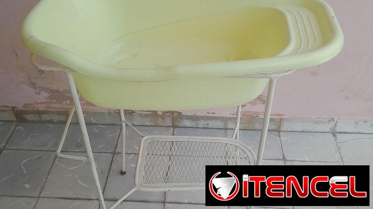 Bañadera para bebé con base de hierro alta para su comodidad