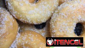 Rosquillas azucaradas empanadas y cangrejitos