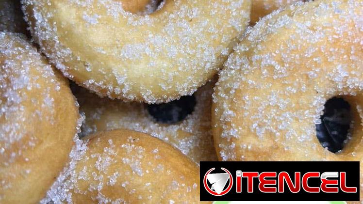 Rosquillas azucaradas empanadas y cangrejitos