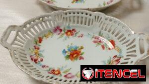 Se venden dos adornos de porcelana.